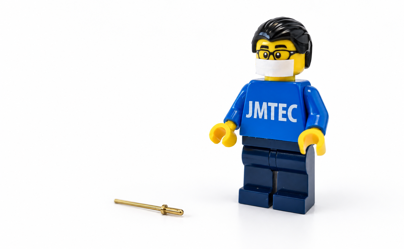 Figurine JMTEC et composant métallique de précision