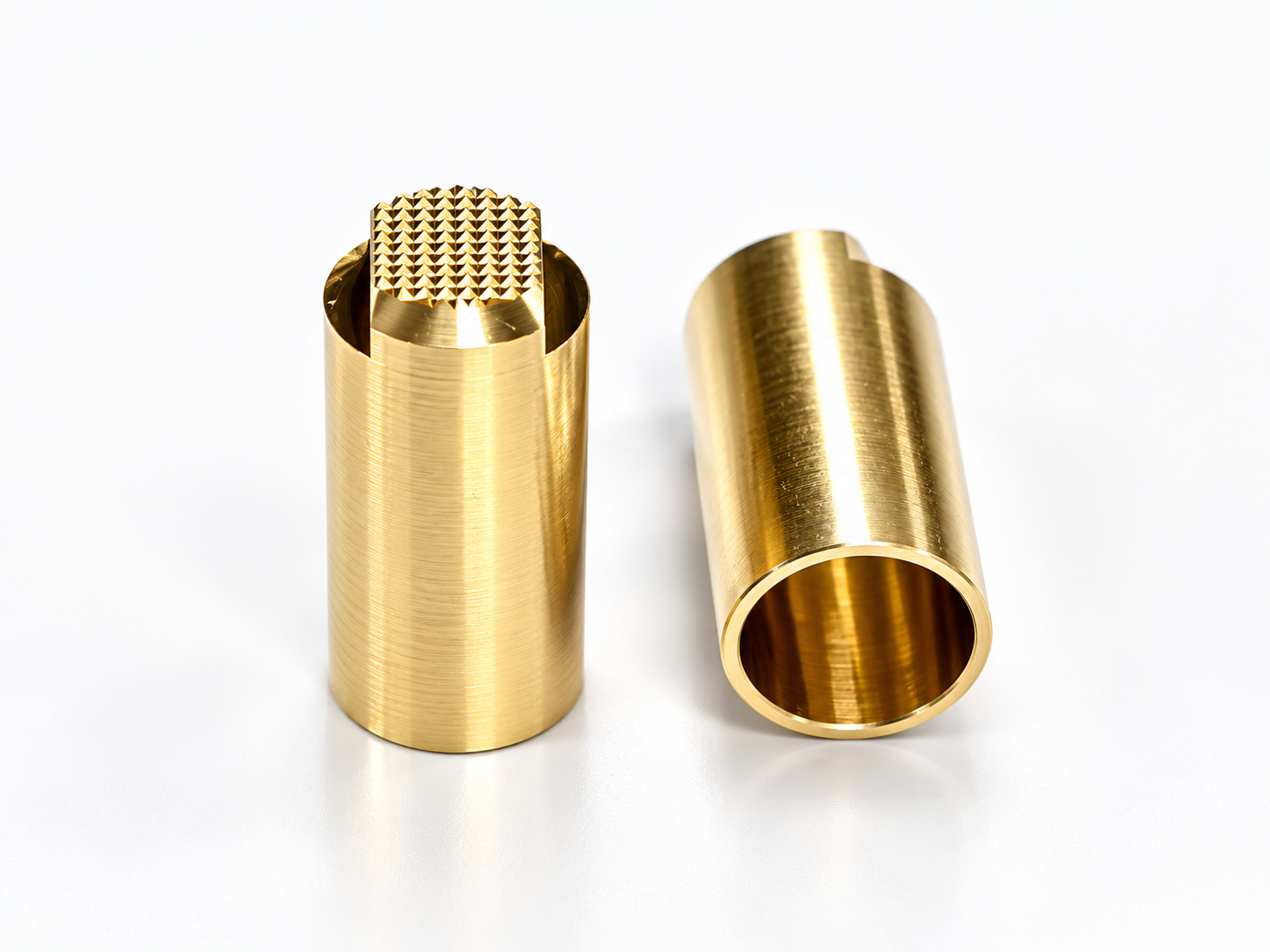 Douilles cylindriques de connecteur en laiton, avec découpes et surfaces texturées.
