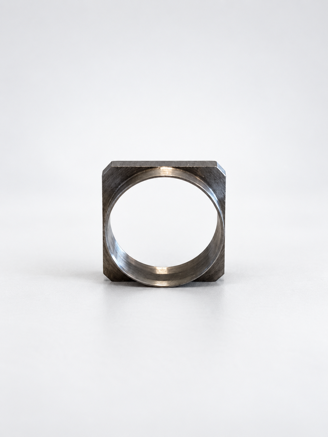 Bague carrée usinée en acier.